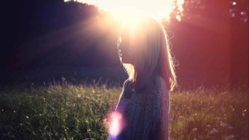 Sytytettäisiinkö kynttilä pimeydestä valittamisen sijaan?