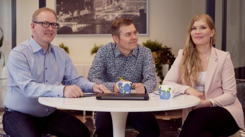 rtisanomisprosessi on aina herkkä ja konfliktialtis tilanne, joka vaikuttaa vahvasti koko organisaatioon. On tärkeää huomioida irtisanottavan työntekijän näkökulma, mutta aivan yhtä tärkeää on kiinnittää huomiota myös irtisanomiskeskusteluita käyvän esihenkilön tukemiseen.